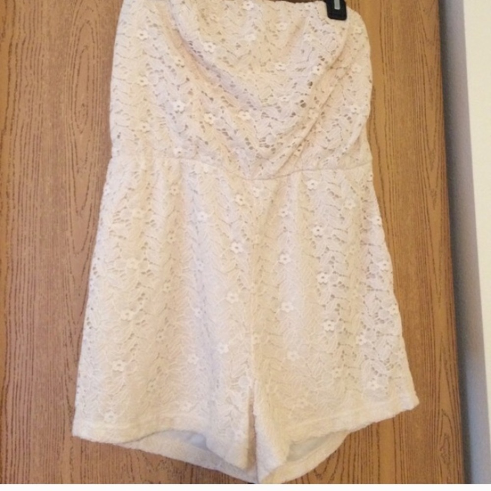 Super cute lace romper - Picture 2 of 4